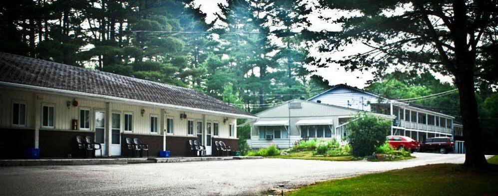 Pinedale Inn Грейвънхърст Екстериор снимка